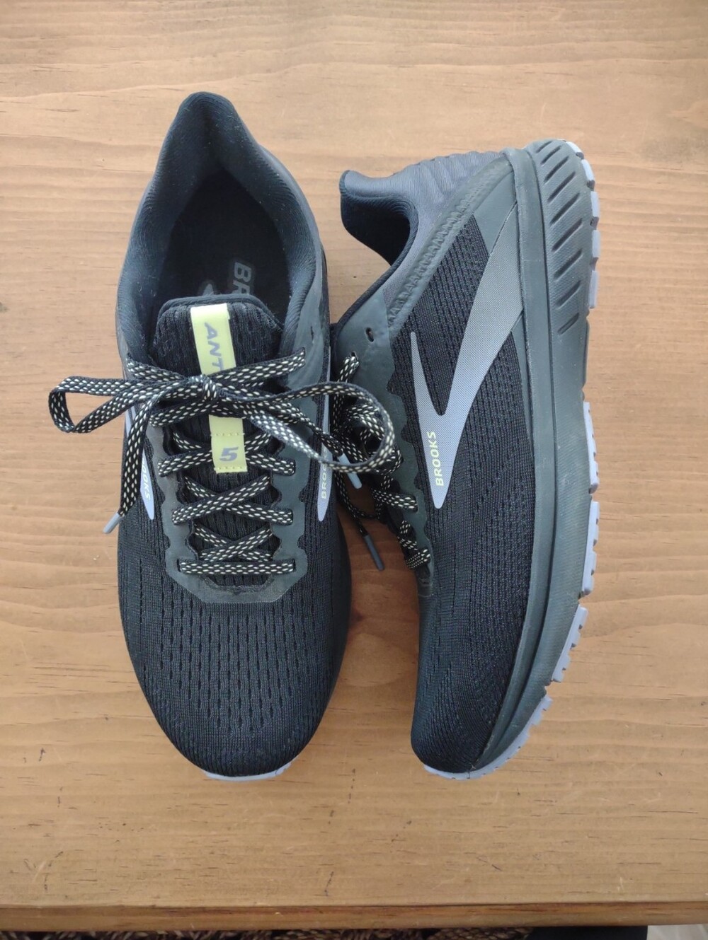 Size 9 Brooks Women's Athem Five Running Shoe Black & Yellow Size 9B Excellent!!